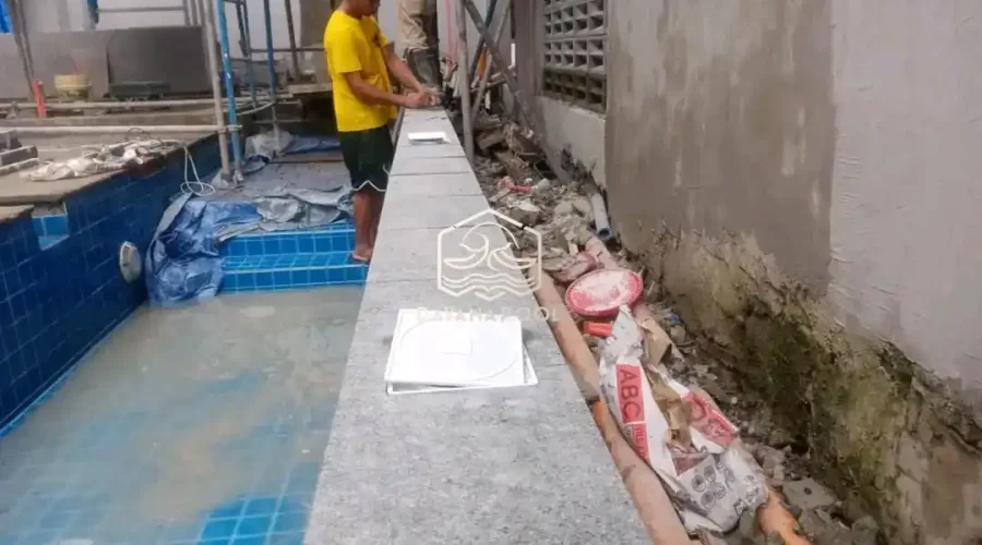 proses pemasangan keramik kolam renang