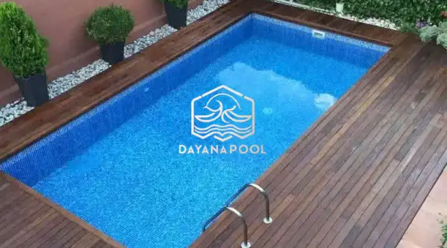 kolam renang minimalis dan deck conwood