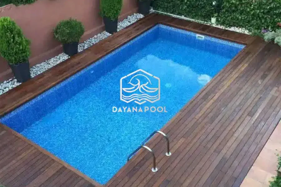 kolam renang minimalis dan deck conwood