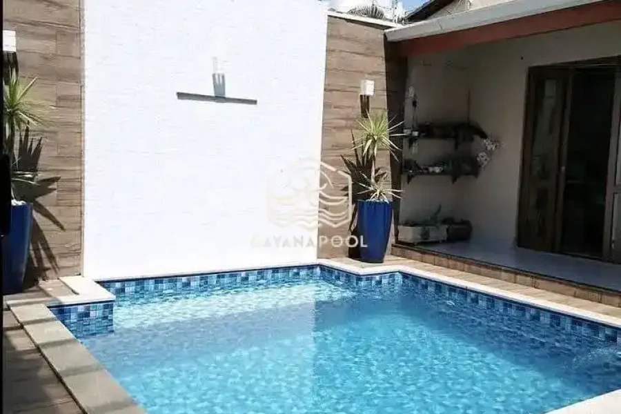 kolam renang minimalis dengan finishing mozaik kudalaut