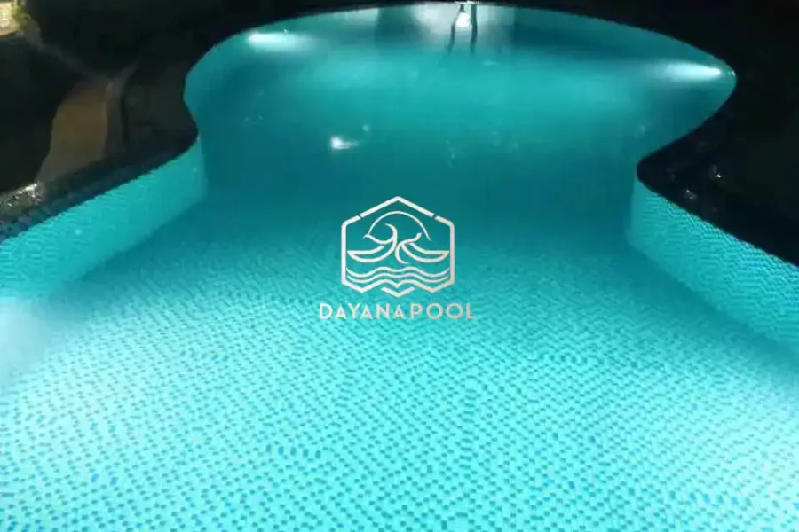 kolam renang minimalis dengan finishing mozaik kudalaut