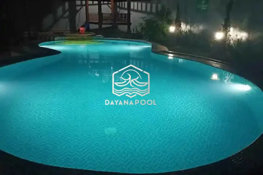 kolam renang minimalis dengan finishing mozaik kudalaut