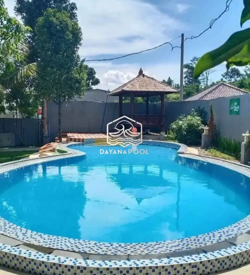 kolam renang minimalis dengan finishing mozaik kudalaut