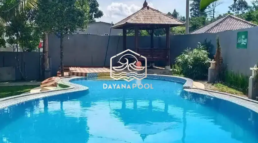 kolam renang minimalis dengan finishing mozaik kudalaut