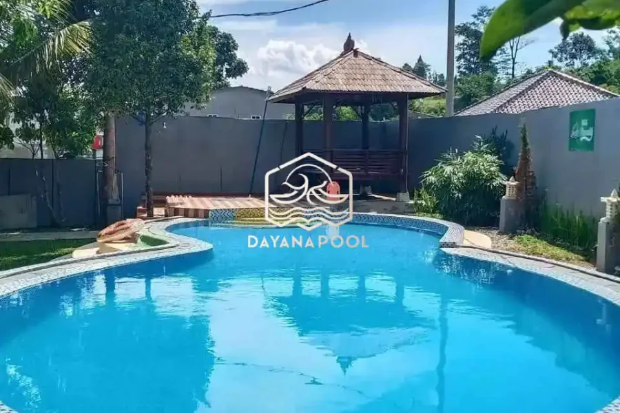 kolam renang minimalis dengan finishing mozaik kudalaut