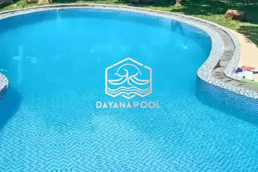 kolam renang minimalis dengan finishing mozaik kudalaut