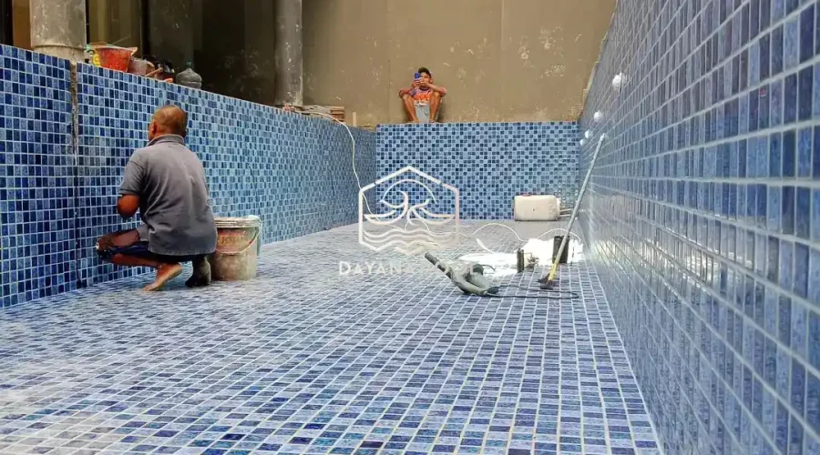 proses pemasangan keramik kolam renang