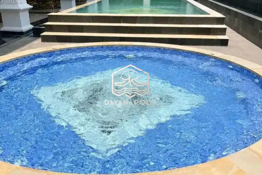 kolam renang minimalis dengan finishing mozaik kudalaut