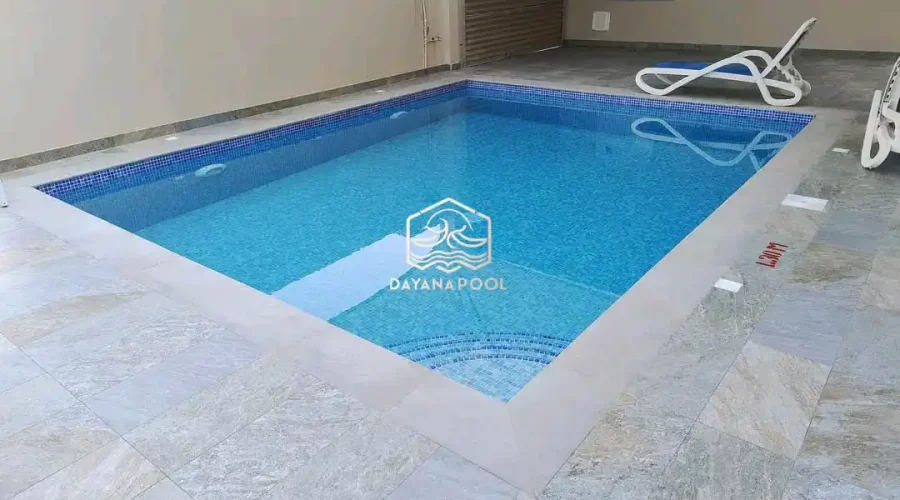 kolam renang terawat dengan finishing keramik motif mozaik