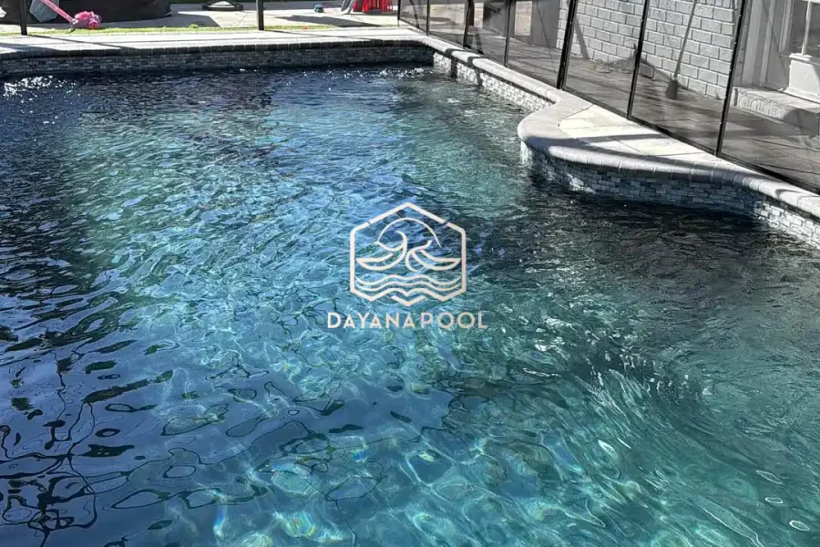 kolam renang minimalis denagn finishing batu alam sukabumi