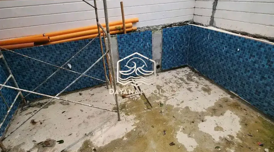 proses pemasangan keramik kolam renang oelh dayanapool