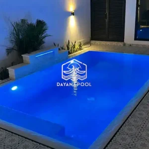 kolam renang skimmer dengan lampu biru di malam hari