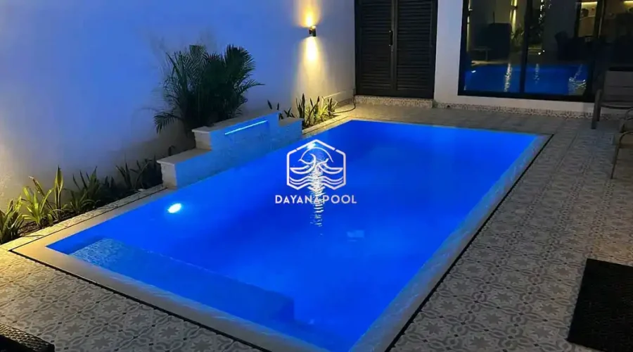 kolam renang skimmer dengan lampu biru di malam hari