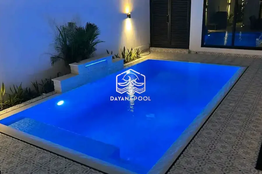 kolam renang skimmer dengan lampu biru di malam hari