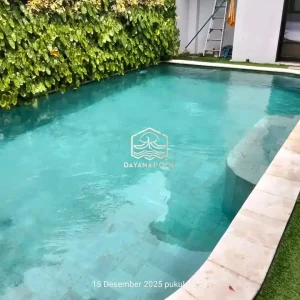 kolam renang dengan hiasan taman dinding