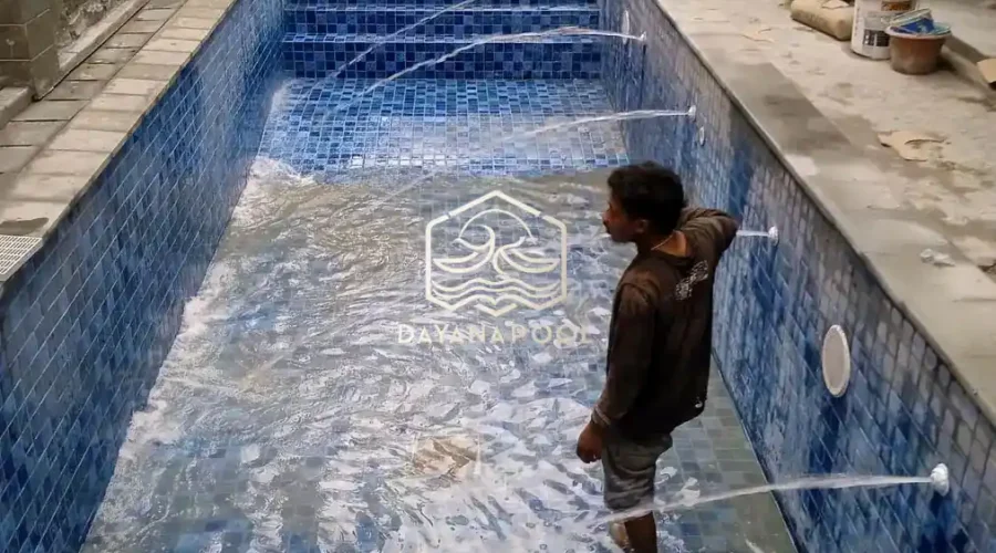 kolam renang yang baru selesai pemasangan keramik