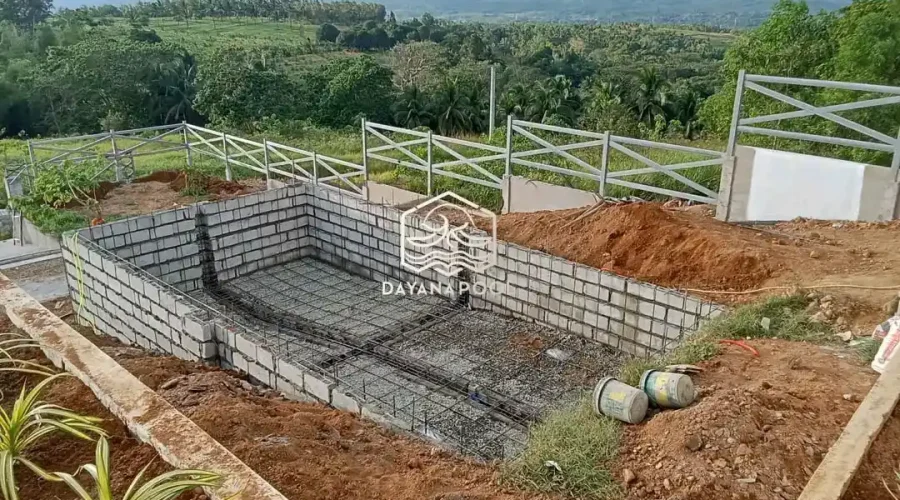Tahap pembesian kolam renang gelaran pertama