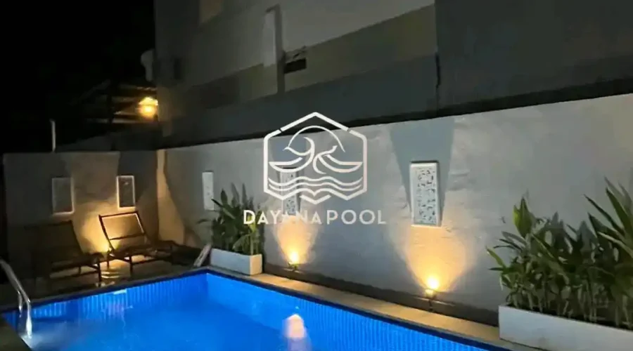 cahaya lampu kolam renang di malam hari