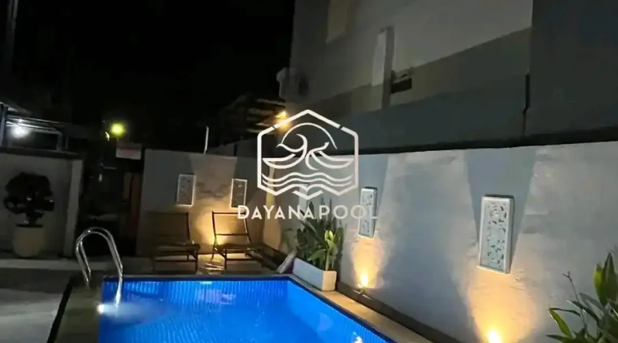 cahaya lampu kolam renang di malam hari