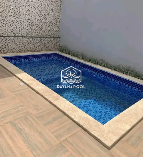 kolam renang skimmer desain minimalis dengan finishing mozaik berwarna biru