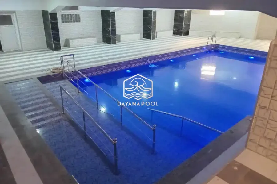 cahaya dari lampu kolam renang di malam hari