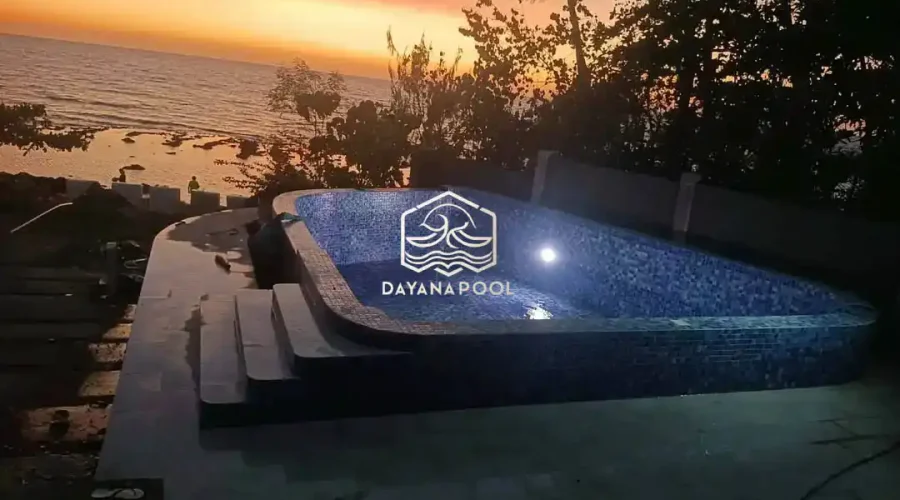 kolam renang dengan lampu di tepi pantai