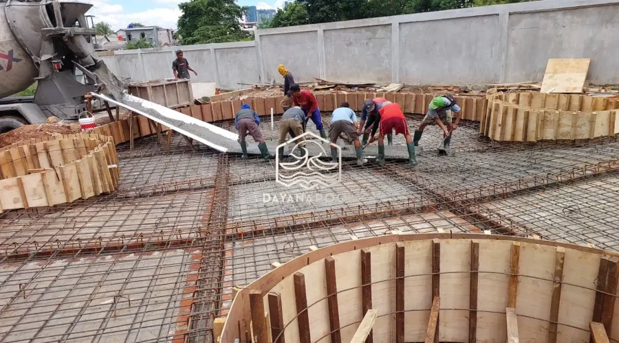proses pengecoran kolam renang