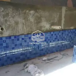 proses pemasangan keramik kolam renang