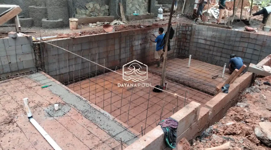 pembesian gelaran kolam renang lapis pertama