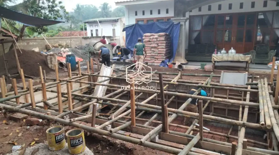 proses pengecoran kolam renang oleh tim dayanapool