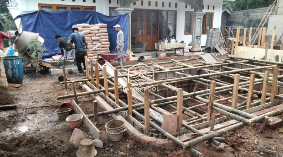 begisting kayu kolam renang