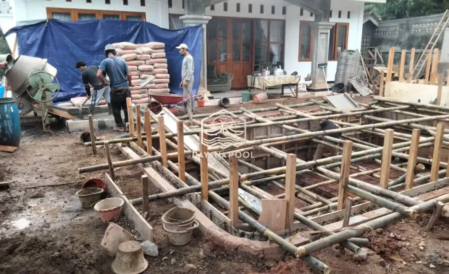 begisting kayu kolam renang