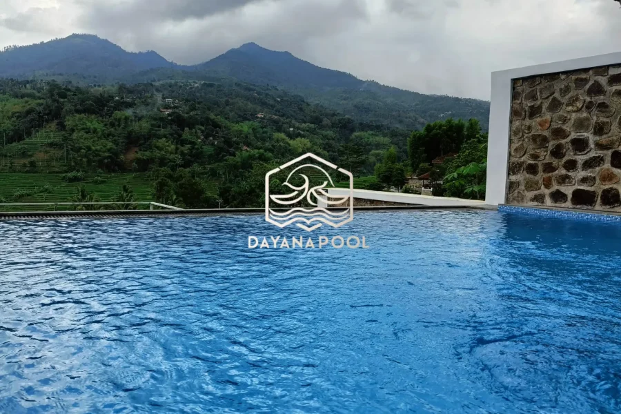 kolam renang infinity di lantai 2