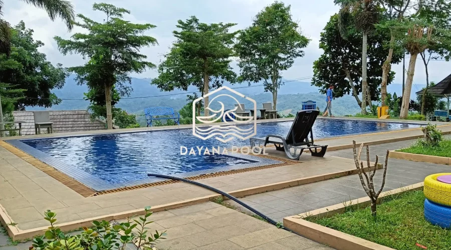 kolam renang overflow denagn pemandangan pegunungan