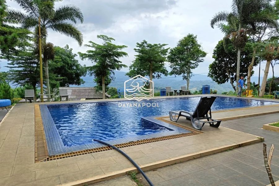 kolam renang overflow denagn pemandangan pegunungan