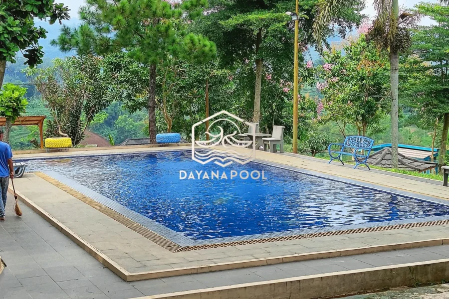 kolam renang overflow denagn pemandangan pegunungan