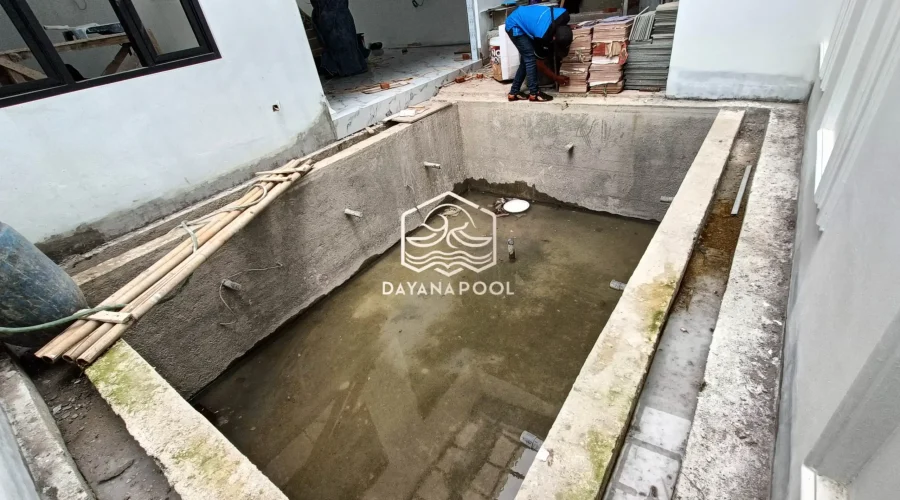 kolam renang yang sudah selesai tahap pemelesteran