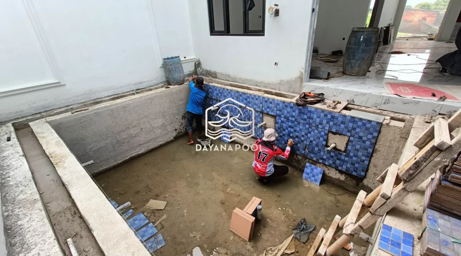 proses pemasangan keramik kolam renang