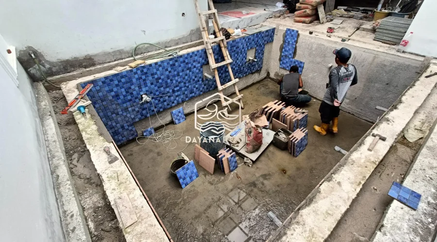 proses pemasangan keramik kolam renang