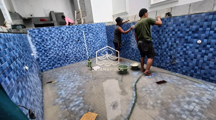 proses pemasangan keramik kolam renang