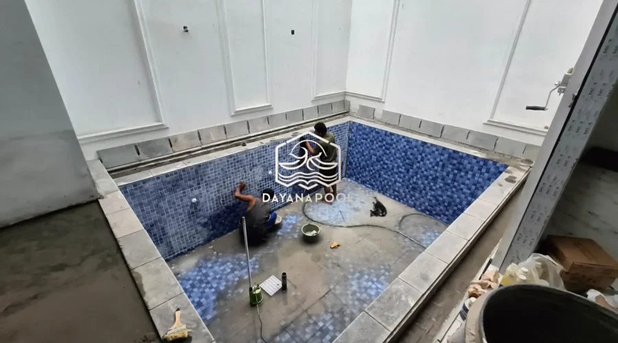 proses pemasangan keramik kolam renang