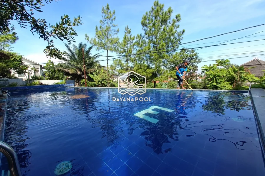 kolam renang infinity di lantai 2