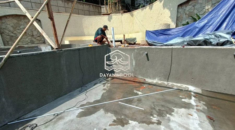 proses pemelesteran kolam renang