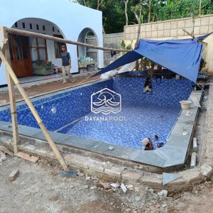 proses pemasangan keramik kolam renang