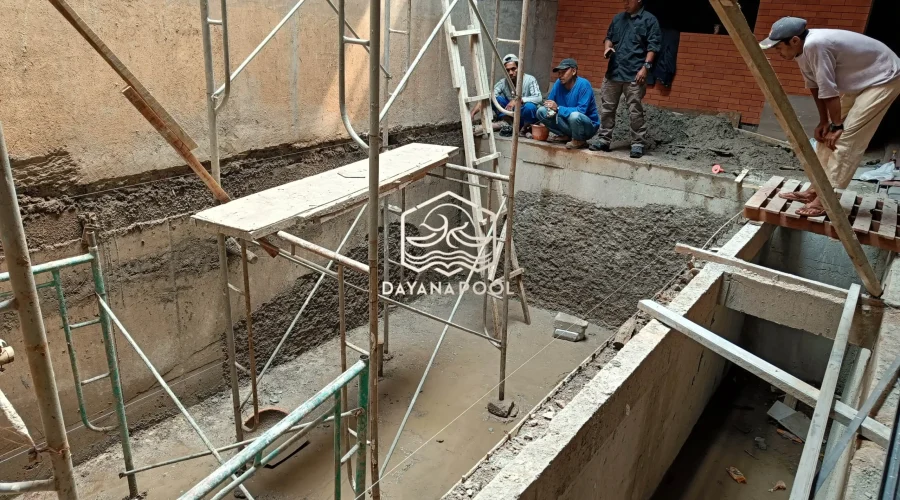 proses pemelesteran kolam renang