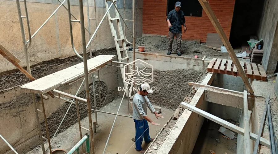 proses pemelesteran kolam renang