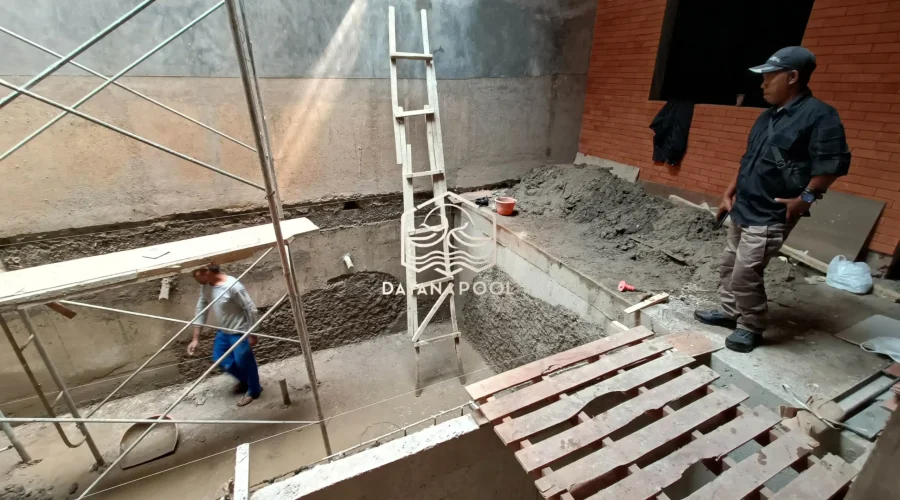 proses pemelesteran kolam renang