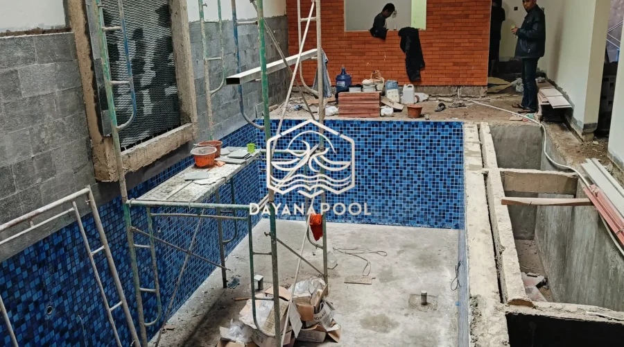 proses pemasangan finishing kolam renang oleh tim dayanapool