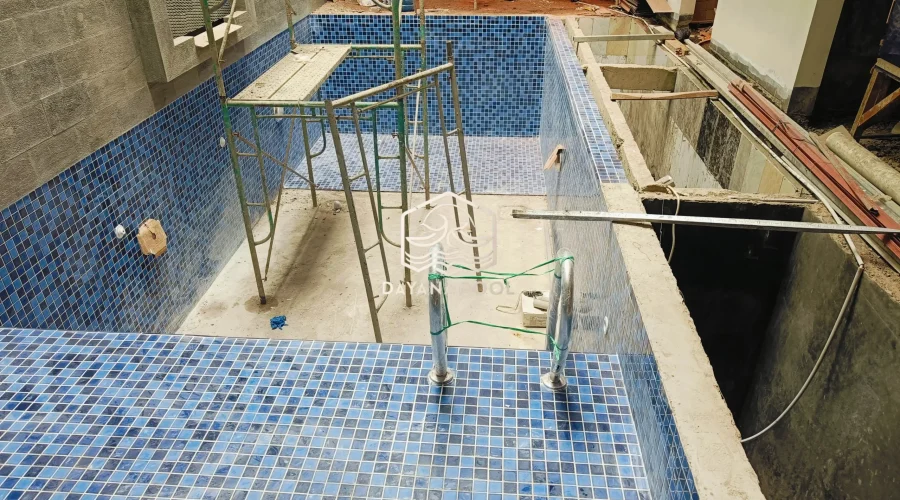 proses pemasangan finishing kolam renang oleh tim dayanapool