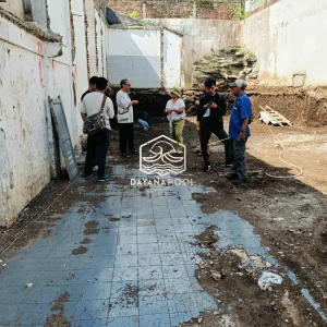 pengecekan lokasi untuk pembuatan kolam renang dengan tim dayanapool